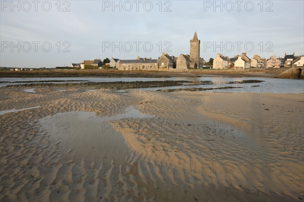 France, Basse Normandie, manche, cote des havres, portbail, littoral, mer, port, bateaux, port, maree basse, soleil levant, sable,