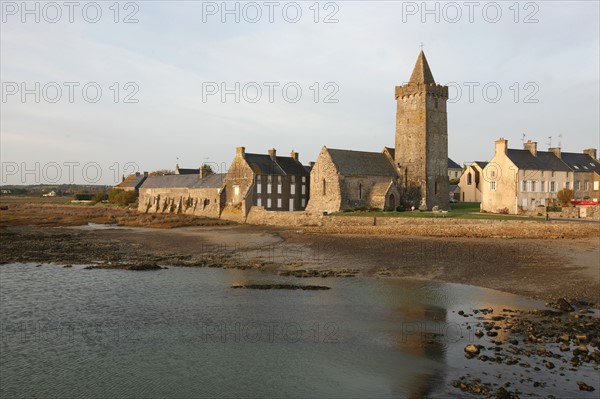 France, Basse Normandie, manche, cote des havres, portbail, littoral, mer, eglise, clocher, quai, religion, maree basse,