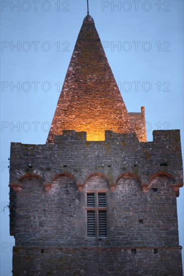 France, Basse Normandie, manche, cote des havres, portbail, littoral, mer, sommet de l'eglise, clocher, pointe, eclairage, nuit, soleil levant,