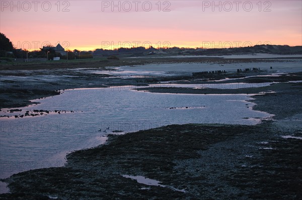 France, Basse Normandie, manche, cote des havres, portbail, littoral, mer, port, bateaux, port, maree basse, soleil levant,