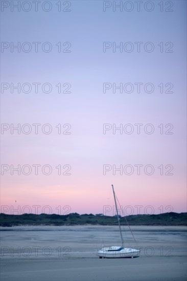 France, Basse Normandie, manche, cote des havres, portbail, littoral, mer, port, bateaux, port, maree basse, soleil levant,