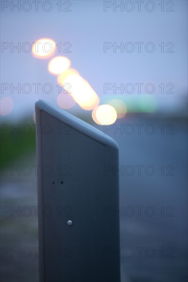 France, Basse Normandie, manche, cote des havres, portbail, littoral, mer, port, borne sur le bord de la route, eclairage public, lampadaires, soleil levant,