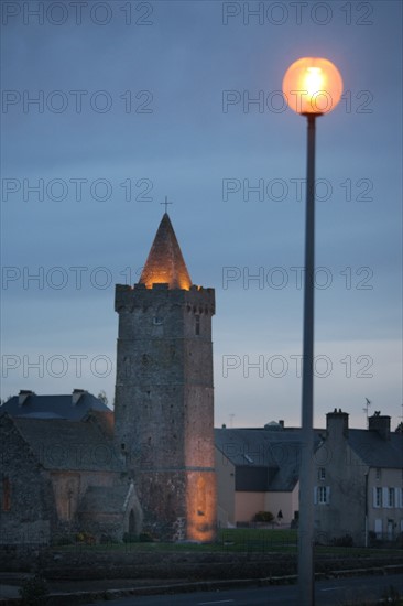 France, Basse Normandie, manche, cote des havres, portbail, littoral, mer, clocher de l'eglise et lampadaire, lumiere, eclairage, foi, religion,