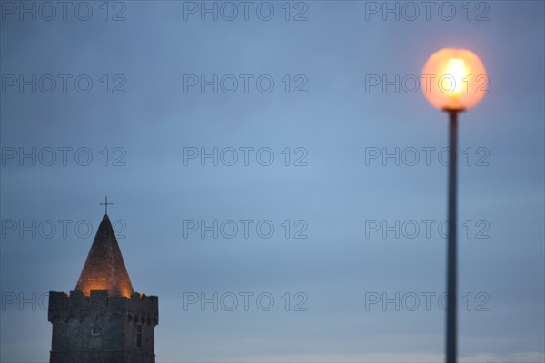 France, Basse Normandie, manche, cote des havres, portbail, littoral, mer, clocher de l'eglise et lampadaire, lumiere, eclairage, foi, religion,