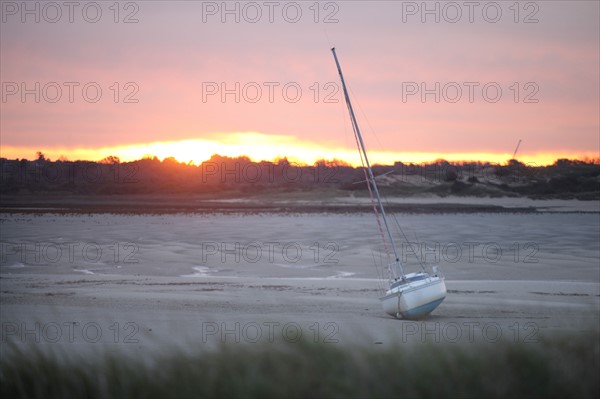 France, Basse Normandie, manche, cote des havres, portbail, littoral, mer, port, bateaux, port, maree basse, clocher au loin, soleil levant,