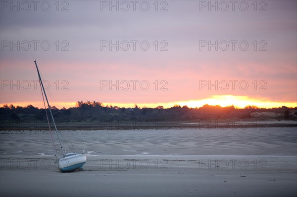 France, Basse Normandie, manche, cote des havres, portbail, littoral, mer, port, bateaux, port, maree basse, clocher au loin, soleil levant,