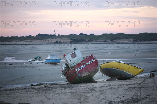 France, Basse Normandie, manche, cote des havres, portbail, littoral, mer, port, bateaux, port, maree basse, clocher au loin, soleil levant,