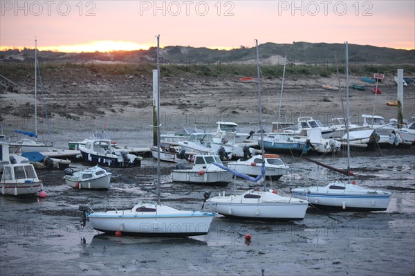 France, Basse Normandie, manche, cote des havres, portbail, littoral, mer, port, bateaux, port, maree basse, clocher au loin, soleil levant,