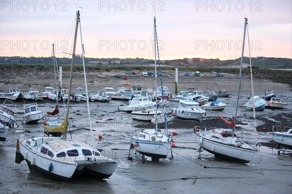 France, Basse Normandie, manche, cote des havres, portbail, littoral, mer, port, bateaux, port, maree basse, clocher au loin, soleil levant,