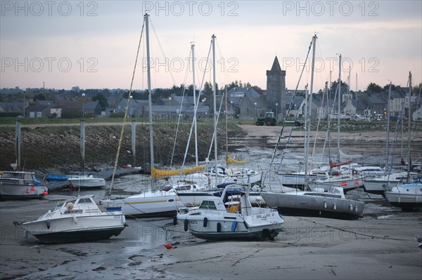 France, Basse Normandie, manche, cote des havres, portbail, littoral, mer, port, bateaux, port, maree basse, clocher au loin, soleil levant,