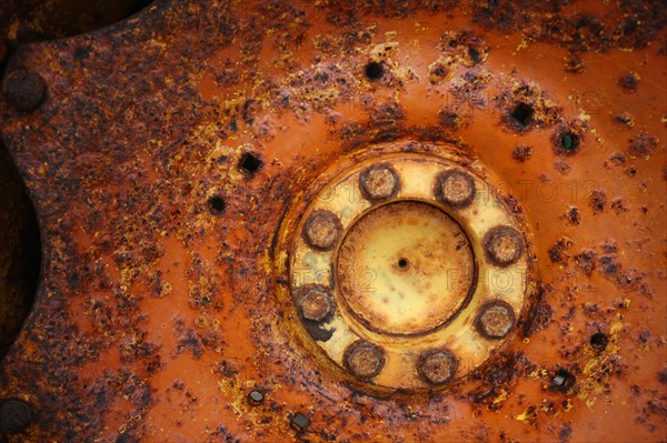 France, Basse Normandie, manche, cote des havres, portbail, littoral, mer, port, bateaux, roue de tracteur rouillee, effet de matiere, metal, corrosion,