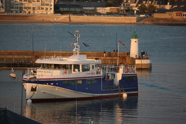 France, Bretagne, morbihan, quiberon, ocean atlantique, port maria, bateaux, chalutier de retour au port, ferry assurant la liaison avec belle ile en mer, compagnie oceane,