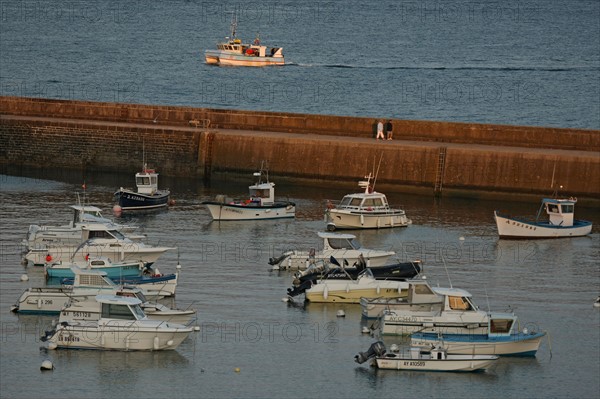 France, Bretagne, morbihan, quiberon, port maria, bateaux, chalutiers, catamaran de peche de retour au port, goelands, digue, petites embarcations,