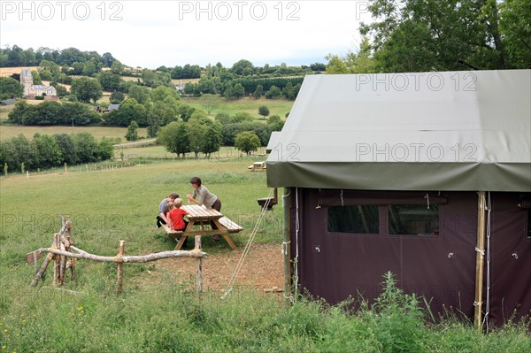 France, Basse Normandie, orne, fay, ferme du moncel, mme lebrun, glamping, un lit au pre, elevage de cerfs,