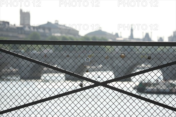 France, paris, pont des arts, cadenas laisses par les amoureux, superstition, seine,