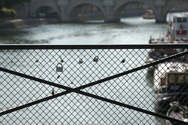 France, paris, pont des arts, cadenas laisses par les amoureux, superstition, seine,