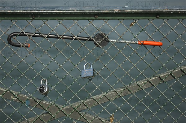 France, paris, pont des arts, cadenas laisses par les amoureux, superstition, seine,