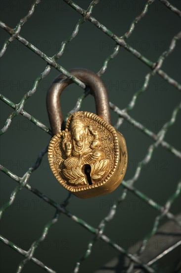 France, paris, pont des arts, cadenas laisses par les amoureux, superstition, seine,