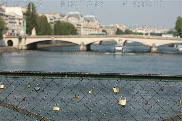 France, paris, pont des arts, cadenas laisses par les amoureux, superstition, seine,