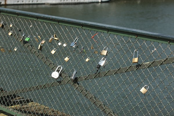 France, paris, pont des arts, cadenas laisses par les amoureux, superstition, seine,