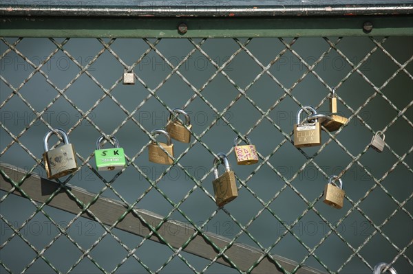 France, paris, pont des arts, cadenas laisses par les amoureux, superstition, seine,