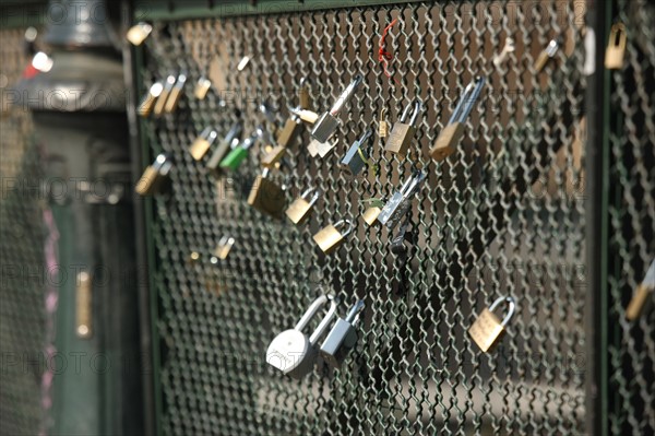 France, paris, pont des arts, cadenas laisses par les amoureux, superstition, seine,