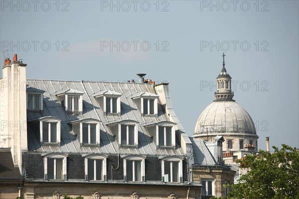 France, paris, quai des grands augustins, bord de seine, immeubles, batiments, toit, triple rangee de lucarnes, fenetres, au fond dome du pantheon,