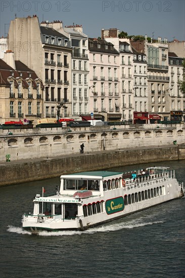 France, paris, quai des grands augustins, bord de seine, immeubles, batiments, bateau touristique le canotier,