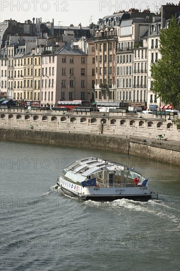 France, paris, quai des grands augustins, bord de seine, immeubles, batiments, batobus, transports en commun, voie fluviale,