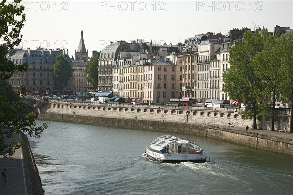 France, paris, quai des grands augustins, bord de seine, immeubles, batiments, batobus, transports en commun, voie fluviale,