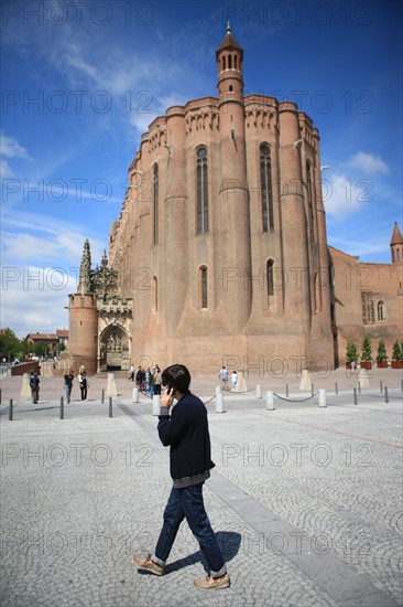 france, region midi pyrenees, tarn, albi, patrimoine mondial unesco, place de la cathedrale sainte cecile, edifice religieux, brique, palais de la berbie passant, telephone portable,