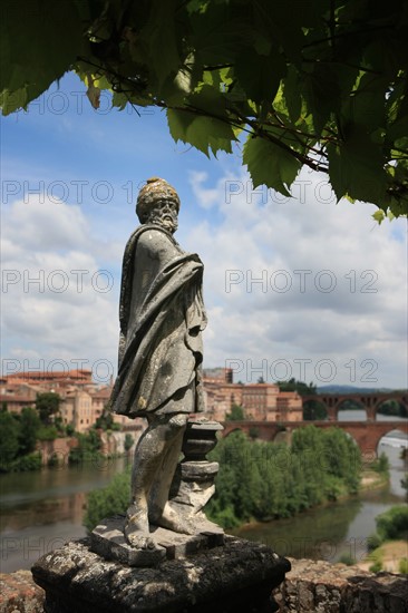 france, region midi pyrenees, tarn, albi, patrimoine mondial unesco, palais epicopal, jardins du palais de la berbie, jardin a la francaise, panorama, touristes, statue,