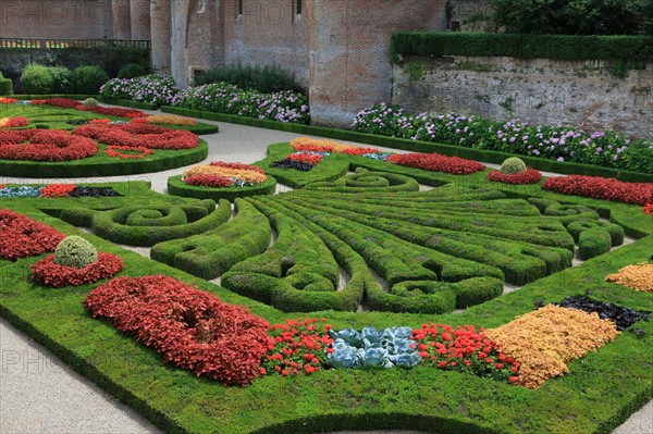 france, region midi pyrenees, tarn, albi, patrimoine mondial unesco, palais epicopal, jardins du palais de la berbie, jardin a la francaise,