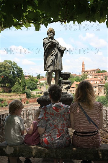 france, region midi pyrenees, tarn, albi, patrimoine mondial unesco, palais epicopal, jardins du palais de la berbie, jardin a la francaise, panorama, touristes, statue,