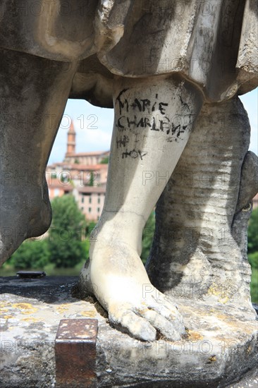 france, region midi pyrenees, tarn, albi, patrimoine mondial unesco, palais epicopal, jardins du palais de la berbie, jardin a la francaise, panorama, touristes, graffiti au pied d'une statue,