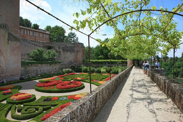 france, region midi pyrenees, tarn, albi, patrimoine mondial unesco, palais epicopal, jardins du palais de la berbie, jardin a la francaise, panorama, touristes,