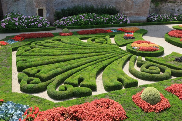 france, region midi pyrenees, tarn, albi, patrimoine mondial unesco, palais epicopal, jardins du palais de la berbie, jardin a la francaise, fleurs,