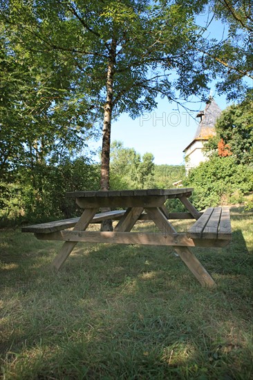 france, region midi pyrenees, tarn et garonne, varen, arnac, ferme de quyvie, sylvie et thierry bolmont, agriculture biologique, tomates, herbes aromatiques, alimentation, jardin, gite, colombier, ancien pigeonnier reconverti en hebergement saisonnier, table de pique nique,