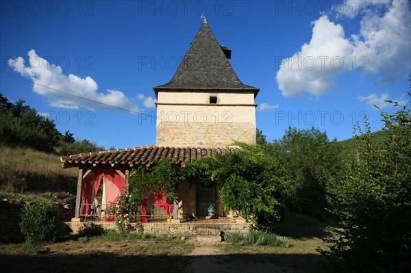 france, region midi pyrenees, tarn et garonne, varen, arnac, ferme de quyvie, sylvie et thierry bolmont, agriculture biologique, tomates, herbes aromatiques, alimentation, jardin, gite, colombier, ancien pigeonnier reconverti en hebergement saisonnier,