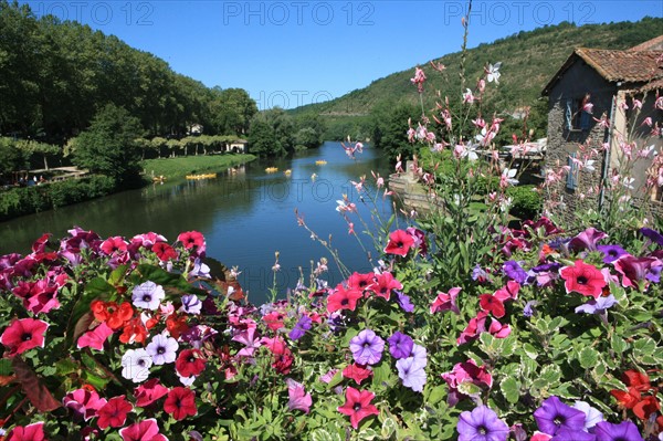 france, region midi pyrenees, tarn et garonne, 82, gorges de l'aveyron, saint antonin noble val, moyen age, vieilles pierres, patrimoine, histoire, aveyron, pont, fleurs,