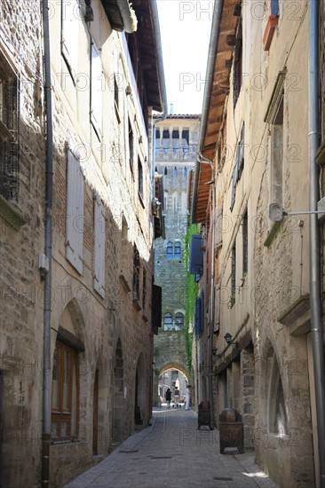 france, region midi pyrenees, tarn et garonne, 82, gorges de l'aveyron, saint antonin noble val, moyen age, vieilles pierres, patrimoine, histoire, ruelle, donjon de la mairie,