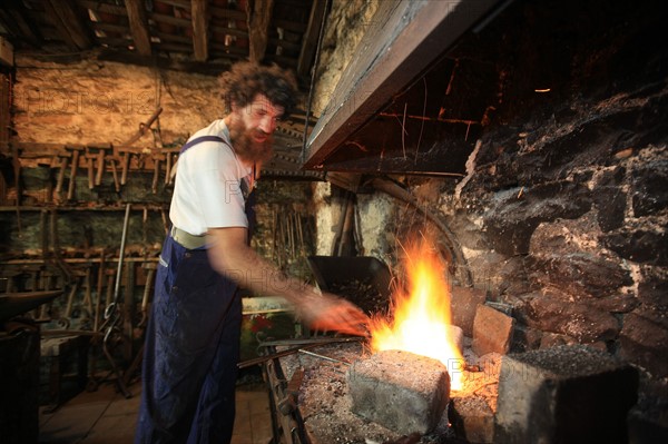 france, region midi pyrenees, tarn et garonne, 82, gorges de l'aveyron, espinas, forge, a force d'en fer, arnaud elisabeth artiste et forgeron, feu, metal, travail,