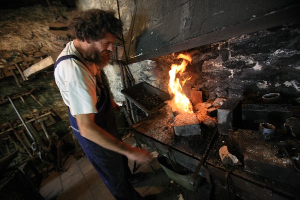 france, region midi pyrenees, tarn et garonne, 82, gorges de l'aveyron, espinas, forge, a force d'en fer, arnaud elisabeth artiste et forgeron, feu, metal, travail,