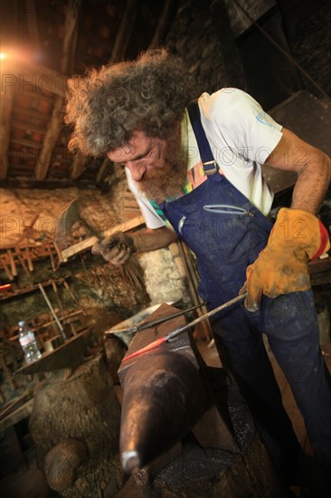 france, region midi pyrenees, tarn et garonne, 82, gorges de l'aveyron, espinas, forge, a force d'en fer, arnaud elisabeth artiste et forgeron, feu, metal, travail, marteau,