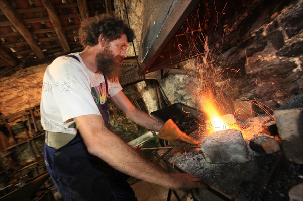 france, region midi pyrenees, tarn et garonne, 82, gorges de l'aveyron, espinas, forge, a force d'en fer, arnaud elisabeth artiste et forgeron, feu, metal, travail,