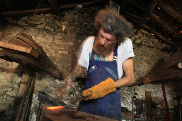 france, region midi pyrenees, tarn et garonne, 82, gorges de l'aveyron, espinas, forge, a force d'en fer, arnaud elisabeth artiste et forgeron, feu, metal, travail,