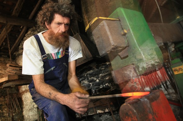 france, region midi pyrenees, tarn et garonne, 82, gorges de l'aveyron, espinas, forge, a force d'en fer, arnaud elisabeth artiste et forgeron, feu, metal, travail, marteau pilon,