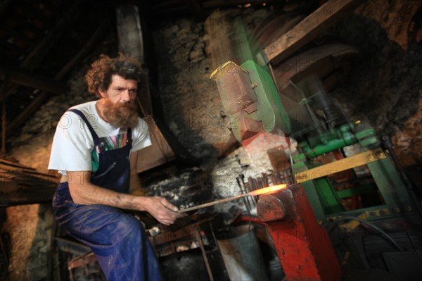 france, region midi pyrenees, tarn et garonne, 82, gorges de l'aveyron, espinas, forge, a force d'en fer, arnaud elisabeth artiste et forgeron, feu, metal, travail, marteau pilon,