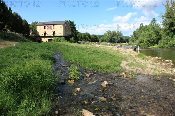 france, region midi pyrenees, tarn et garonne, 82, gorges de l'aveyron, varen, restaurant le moulin d evaren, riviere, berges,