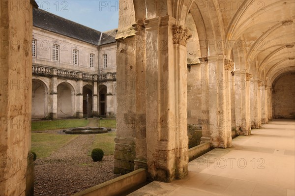 France, Haute Normandie, eure, le bec hellouin, abbaye du bec, cloitre,